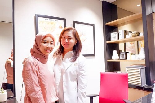 Treatment wajah yang bikin wajah aku instant glowing🤩 Truwhite Ultimate Raiance Treatment di @erha.dermatology ini hasilnya langsung terlihat setelah pertama kali treatment. Pengalaman pertama kali aku Diamond Peel Microdermabrasion dan IPL, ternyata efektif untuk angkat sel kulit mati diwajah aku😍 step by step dan hasil treatmentnya bisa kalian baca lengkapnya di blog aku (link di bio) ya😉...#StayTrue #ErhaSkinHairAndLaserExpert #ERHATruwhiteUltimateRadiance ...#clozetteid #beautygoersid #beautiesquad #beautybloggerid #bloggerperempuan #indonesianfemalebloggers #블로거 #얼짱 #かわいい #hunnyeo #훈녀 #beautytreatment #reviewerha #erhaclinicindonesia