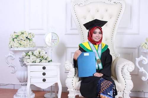 Graduation Day🎓, finally got my bachelor degree. Surakarta, July 8th 2017. .
Full story and detail of my graduation day on my blog. And as always you can click link on my bio to right away go to the blogpost 😊🙇
.
.
.
#clozetteid #ggrep #wonderlandbykartika #unssolo #graduation #wisudauns