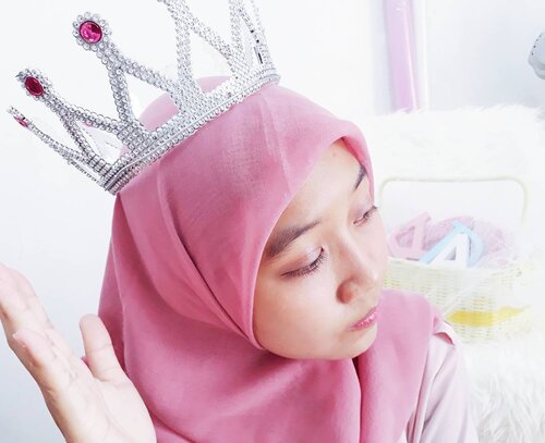 Treat myself like a Queen👑 Loving and respect yourself first❤💖💙💚💛💜🖤💝 before You do to the others😊 - K...#clozetteid #ggrep #bvloggerid #insviraltif #femaledaily #beautiesquad #beautybloggerid #bloggerperempuan #indonesianfemalebloggers #bloggermafia #kbbvmember #kbbvbeautypost #beautynesiamember #makeup #skincare #makeupenthusiast #makeupjunkie #flatlay #ulzzang #블로거 #얼짱 #뷰티블로거 #ブロガー#美容ブロガー #kawaii #かわいい