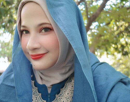 Ketimbang pusing mikirin caption, mending dibawa senyum aja deh 🤣 Oh hi! Internet! Lipstick by @maybelline...#selfie #beauty #beautyguru #love #clozetteid #hijab #hohoho #smile