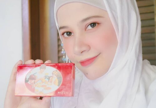 Pengen blush on sekaligus highlighter yang warnanya wearable dan pigmentasinya buildable macem Mizzu X Khong Guan Face Palette @mizzucosmetics , slide untuk melihat 3 shade favorite aku, Papa,Baba, and Daddy ✨✨ oh ya bau face palette ini manis banget loh kayak 🥧🥨kue, kamu pasti bakalan terkedjoet dengan wanginya yang enak dan beda dari yang lain, uda nonton video q make up nungguin daddy ? cusss dehh ...#mizzucosmetics #mizzuxkhongguan #makeup #hijab #hijabstyle #clozetteid #beauty #selflove #mizzucaripapa