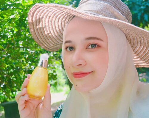 Sekarang lagi musimny mager, mager mau keluar karena cuaca ujan enakny di rumah, tp kalo urusan skincare ojo mager yo! Udah nyobain Frudia @frudiaindonesia citrus brightening serum selama minggu ini so far so good, wajah terasa plump, dan lembap, by the way wangi citrus nya enak wanginya gak ganggu dan cenderung manis! Anyway Frudia lagi ada promo buy 1 get 1 worth 400k loh bisa langsung cus order kepoin mereka di wa, ig, line atau shopee com/frudia.indonesia..Akhir-akhir ini apa serum favorite mu ladies? #skincarejunkies #skincare #skincareforbasemakeup #bbbxfrudia #BaliBeautyBlogger #makeup #clozetteid #shopee