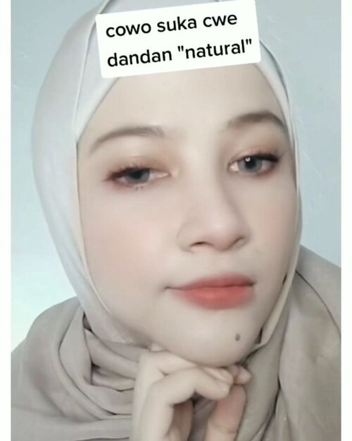 "Aku tu sukany yang "sederhana" yang "natural" biasa saja..," he said. PRET! lu kira natural cuma pake sabun sama aer trus bedak ? aduh mas ini belum skincare.. bleblebeleh..even though I can 'afford' this by myself, baru liat segini aja gua uda di judge matre?.."Okay..bye.. forever!,"
(not meant to judge/ insult anyone, gua kesel sama pengalaman pribadi yg pernah gua alami, plus liat meme2 yg bertaburan yg memasang standar wanita, ciri2 wanita yg blablabla, kalo pake bedak doang baru fix dinikahin, PRED! aduh kasihan anak orang Ya Allah😭 Semoga kita semua dijauhkan dan dilindungi oleh lelaki tipikal seperti ituh!*ini postingan curhat *perhaps I'll delete soon)
.
.
.
.
#beauty #beautyguru #makeup #tiktok #tiktokindonesia #clozetteid #beautytips #love #selflove #quarantine #music #hudabeauty #hijab #instagram #instagood #dirumahaja #dirumah #inthehouse #hijabfashion #koreanmakeup #ullzzang #memes