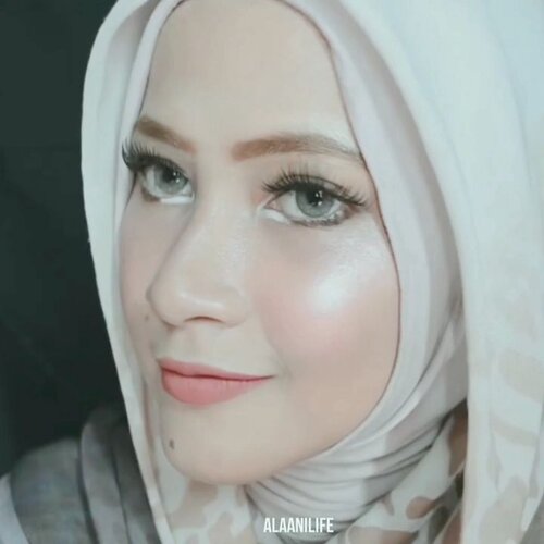 Throwback make up glowing ceunahhh yang jaman jadul aku buat 😂disini masih bingung ngelem bulu mata ni dan jadi notice banget perbedaan makeup dinjaman dulu sama yang sekarang letaknya di alis, beda alis bisa langsung beda muka rasanya 😂and ini pake facial shimmering whip nya @elfcosmetics
dan memang begitu kena cahaya seketika 'memantulkan' cahaya mentari dari jendela kamar aku 💖kalau ladies lebih suka trend make up blush on demam atao macem glowing mantul begini ? share dong di komen 😝
.
.
.
#beauty #beautyguru #makeup #makeuptutorial #clozetteid #beautytips #love #selflove #quarantine #music #hudabeauty #anastasiabeverlyhills #wardahbeauty #utamaspice #hijab #instagram #instagood #dirumahaja #dirumah #inthehouse #hijabfashion #koreanmakeup #ullzzang #glowmakeup #glam #glowing #glow #glowingskin