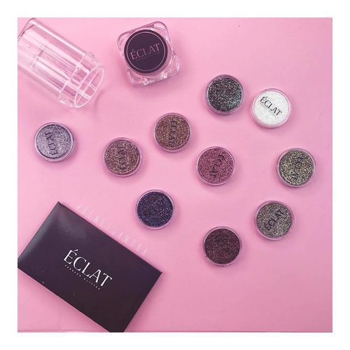 who has a glitter soul like me?! Raise your hands up! 🙋🏻🙋🏻🙋🏻
Happy Monday all! 
Have a shiny glittery day! ✨✨✨
.
.
#localproducts #localmakeup #localbrand #eclatpressedglitter #pressedglitters #makeup #makeuplover #makeupjunkie #makeupswatches #beautylover #beautyjunkie #beautyenthusiast #beautynesiamember #clozetteid #indobeautyvlogger #indobeautygram #indonesianvloggers #reneflatlays #makeupflatlays