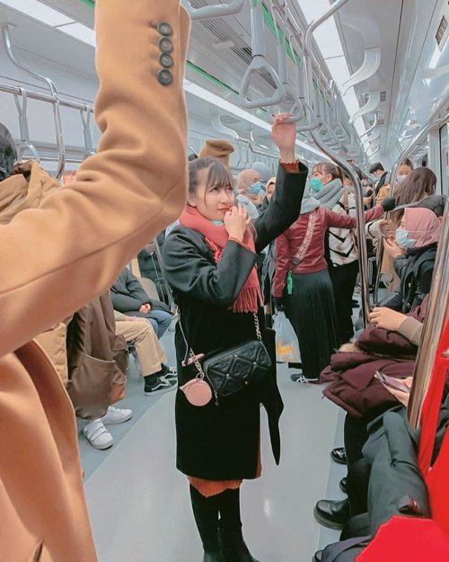 Only going to places that spark joy🌟⁣⁣⁣⁣⁣⁣📸 candid by mamih @cyntiaradev ❤⁣⁣⁣⁣⁣#wonderlust #winterinseoul #clozetteid #discoversouthkorea #seoultravel
