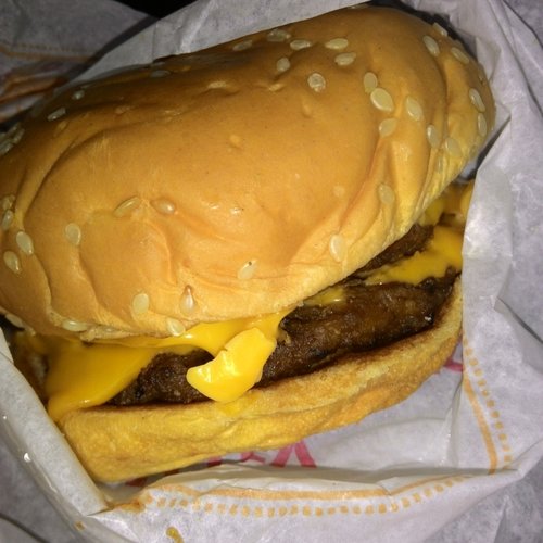 We needa' fat this evening.
Another joy eat whatever u want.
#bites #burger #doublecheese #gettingfat 😊😊