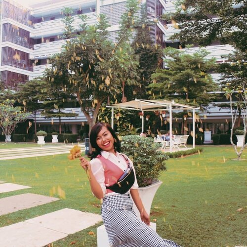 Happy friday all.. muka happy besok dah weekend lagi 🌻🧚‍♀️💃.📷 @indahhayu...#happyfriday #likeforlike #ootd #clozetteid #Rhotelrancamaya #beauty #lifestyle #waistbag