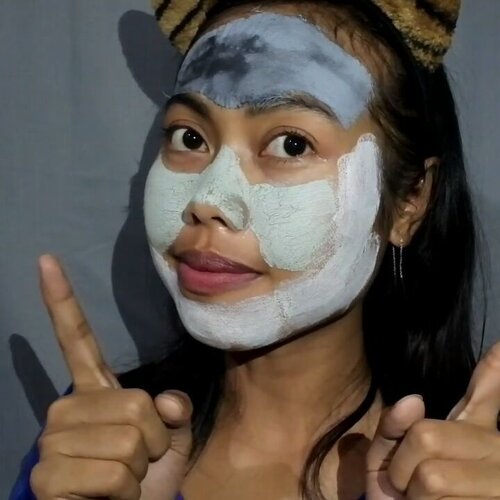 Seru banget bisa multi masking kaya gini. Buat kalian yg sama kaya aku punya kulit kombinasi wajib banget cobain clay mask from @getthelookid 💕Fyi, untuk dahi aku aplikasiin clay mask purify supaya minyak berlebih di dahi aku berkurang plus supaya lebih cerah.Di hidung dan pipi aku aplikasiin clay mask pore refining supaya pori2 lebih kecil karna di daerah itu pori2 aku yg paling gede, 😤 potensi banget buat tempat berjerawat. Oh NO!! Last but not least, aku aplikasiin clay mask illuminating di daerah sisa wajah aku yg ga terlalu bermasalah, supaya lebih glowing bak muka2 unnie korea.. Hhehe 😁✌💙 Jangan lupa ya girls untuk rutin maskerannya 2-3 kali seminggu supaya wajah kita makin kinclong 😉😘・・・ .#playwithclay @getthelookid #ivgbeauty #indobeautygram #ivg @indobeautygram @indovidgram #indobeautyvlogger #asianvlogger #claymask #multimasking #skincareroutine #mudmask #stylevideo #videosfashions #makegirlz #wakeupandmask #ClozetteID #tipsmasker #beautyenthusiast