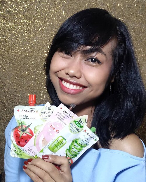 Hy guys, udah pada tau blum ttg produk2 smooto? Aku mau shared ni 3 produk @smootoindonesia yg ku punya.🍃1. Smooto tomato aloe snail white & acne sleeping serum.Bagus bgt buat hydrated kulit yg kondisinya lagi kering. Bisa dipakai untuk meredakan sunburn setelah berpanas2an. Nilai plusnya ada ingredients tea tree oil juga loh yg bisa kurangin sebum diwajah, mengatasi komedo dan jerawat. 👍👌 2. Smooto tomato aloe snail jelly scrubScrubnya ga terlalu besar jadi ga sakit pas dipake. Bisa dipakai diseluruh lipatan kulit. Klo rutin bisa ratain kulit belang kalian guys.3. Smooto tomato aloe snail BB & AA cushionTexture nya ringan banget! Aku suka, karna cocok dipake setiap hari. Kemasannya juga praktis dan gampang dibawa kemana2. Ga makan tempat di pouch kometik aku. Soal coverage termasuk light to medium. 🍃Buat aku rangkaian smooto ini bener2 pas buat kalian yg tetep mau cantik selama traveling tapi dengan kemasan yg ekonomis.🍃#IBSxSmootoIndonesia@indobeautysquad @smootoindonesia #indobeautysquad #smootoindonesia #acneserum #cccushion #jellyscrub #reviewskincare #ClozetteID #dailyskincare #nightskincare #morningskincare