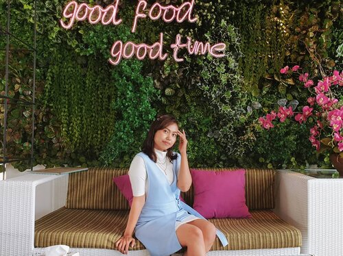 "good food, good mood, good time" 👌🏻
.
.
pose ala2 sakit kepala 🤣
.
.
#nicoleskitchen #brasco #puncak #cipanas #clozetteid #ootd #outfitoftheday #lookoftheday #fashion #style #currentlywearing #lookbook #whatiwore #ootdshare #outfit #clothes #mylook #fashionista #todayimwearing #instastyle #instafashion #outfitpost #fashionpost #todaysoutfit #fashiondiaries