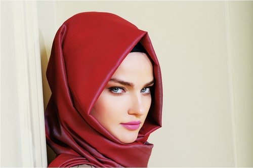 If you have a heart face shape, avoid wearing tight hijabs , especially on the forehead. Instead keep it draped in a loose effect by creating gentle folds, especially on that area.#HijabMakeup