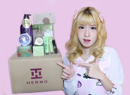 Buat kalian yg suka belanja Korea makeup dan skincare .. ada berita baik nih dari @hermoid yg bentar lagi akan segera launching 🙆🙆🙆.. kalian bisa belanja macem2 brand asli dari Korea Selatan..Ini unboxing #HermoID box pertama aku dan isinya banyaaakkk banget 💓.Review will coming soon on my blog & youtube channel 💖.. ( semoga diberi waktu dan kesabaran buat ngeditttttnya 😱 )#clozettexhermo #clozetteid #clozetteambassador #koreamakeup #hermoid #hermobox #miharujulieadv