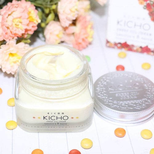 I was excited to review Kicho Sheep Oil Cream! But before the animal lovers will scream and run I can assure you that no animal have been harmed for the production of this cream. The cream is made from pure lanolin & combined with multi-vitamins from eight types of berries provide comprehensive care for the skin: moisturizing, whitening and anti-oxidizing.#clozetteid #kicho #miharujulieblog #indonesiablogger #miharujuliereview #miharujuliephotograhy
