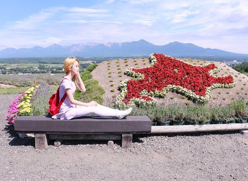 Beauty begins the moment you decide to be yourself..
.
.
#furano #hokkaido #lavenderfarm #farmtomita #photography #japan #kawaii #fashion #fairykei #instadaily #hokkaidolikers #ig_hokkaido #japan_daytime_view #japantrip #clozetteid