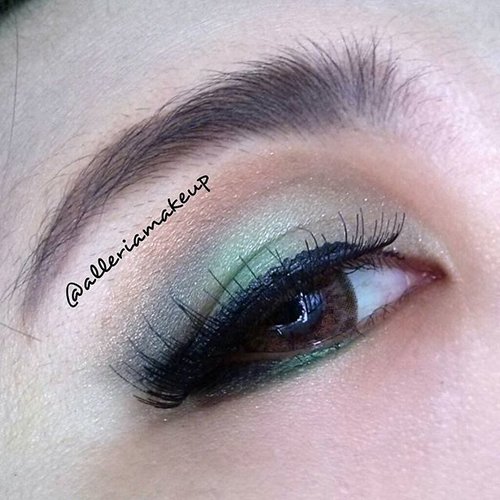 Playing with green colour ^^ #mymakeup #eotd #eyemakeup #greeneyemakeup #alleriamakeupartist #makeupartistsworldwide #beautyblogger #muabaseinbali #clozetteid