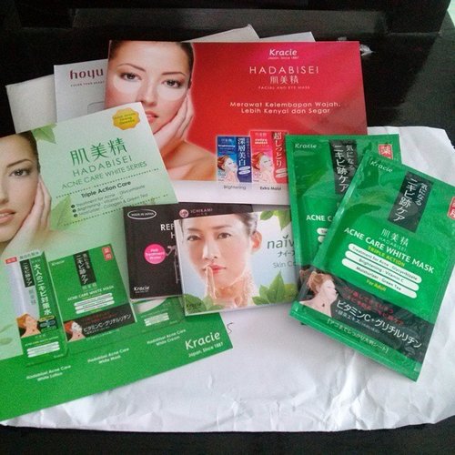 Paket hadiah dr KBJ (kawai beauty japan) sudah diterima dg selamat ^^ tq KBJ tq Kracie #gift #fromjapan #kbj #kracie #masksheet #calendar2015 #beautyblogger #giveawaywinner #clozetteid