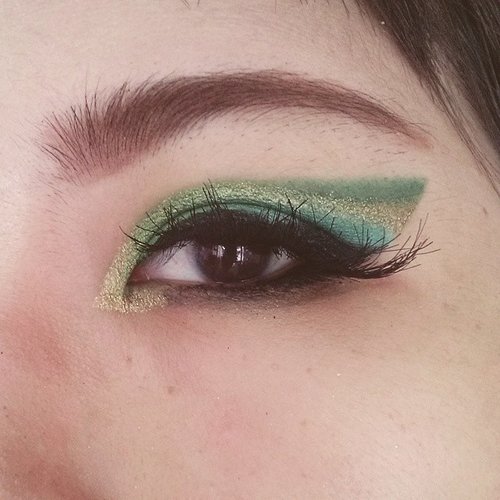 Go green!! #eyemakeup #eotd #fantasy #green #leafinspired #alleriamakeupartist #makeupbyalleriamua #makeupartist #muabaseinbali #localbrand #clozetteid #beautyblogger