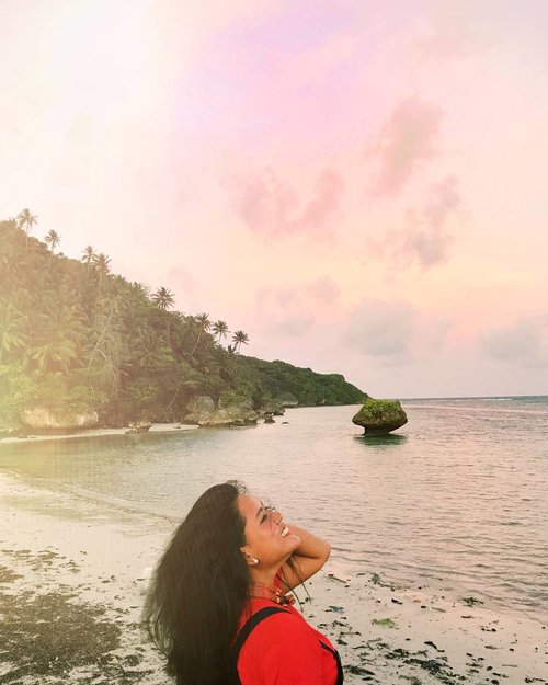 Hai kamu yang disana 😅. Dibandingkan dengan kepergianmu, senja lebih mengerti bagaimana caranya berpamitan.Ia selalu pamit dengan cara yang manis 😍.
.
.
.
📷 : @sharonlohh
.
.

#saumlaki #travelblogger #digitalnomad #like4like #likeforlike #likeforfollow #mermaid #floating #travel #maluku #yamdena #olilit #olilitlama #indonesia #beautiful #beautifuldestination #pictoftheday #wonderfulindonesia #pesonaindonesia #nomadgirls #glt #girlslovetravel #clozetteid