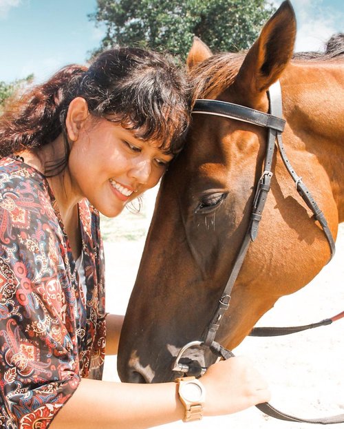 Horse, let me tell you secret,⁣I looked at him as a friend until i realized I loved him 🤫⁣Disclaimer : ⚠️ caption only ⚠️⁣⁣Beautiful shoot dari lovely photografer (ga usah di tag lah. Ntar juga liat orangnya 🤪).⁣⁣#malaysia ⁣#clozetteid ⁣⁣