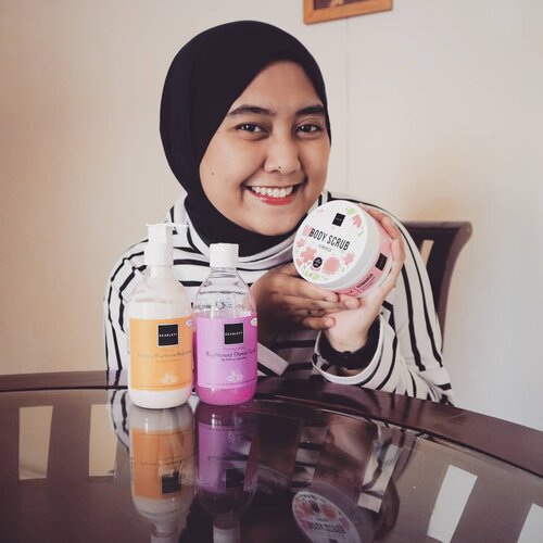 Waktunya manjain diri di akhir pekan pakai rangkaian body care dari Scarlett Whitening! Pertama kalinya coba langsung suka banget, dari mulai teksturnya, wanginya sampai hasilnya yang bukan tipu-tipu. Waktu lihat iklannya kayak bertanya tanya, apa iya sebagus itu? Eh pas nyobain sendiri ternyata emang beneran ngefek banget ke kulit. Kalau rangkaian bodycare nya begini rasanya mau mau mandi terus. *LolAku paling suka sama body lotionnya, paling demen sama sabunnya, paling nyaman sama body scrubnya, lho ini mah suka semua ya!🤭Aku juga udah review lengkap di blog www.rhialita.com supaya teman-teman yang mau tau detailnya bisa baca. Cuss ah! Link nya di profile ya! Fix ini mah pasti order lagi kalau udah habis!!@scarlett_whitening 💜#clozetteid #scarlettwhitening