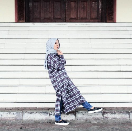 "Teruslah bermimpi sampai Tuhan memeluk mimpi kita.." Ada yang tahu kalimat ini? 
Selengkapnya di : www.rhialita.com🍁

#rhialitage #clozetteid #starclozetter #blogger #ootd #yogyakarta #ootdyk #fashion #hijabfashion #vintagelover #lookbookindonesia 
Lensed by @andrewdynto