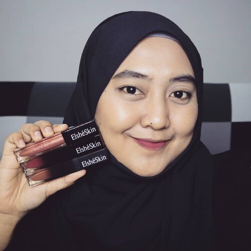 Cewek itu kalau punya lipstick/lip cream pasti lebih dari 1, iya kan? Hayo ngaku? Kalau cuma punya 1, wah kalian hebat! Kalau aku paling nggak tahan lihat warna-warna lipstick/lip cream yang macem-macem. HuftKayak ini, aku udah punya semua warna Lip Cream dari @elshe.beauty by @elsheskin . Seneng tapi bingung, bingungnya semua warnanya cakep dan bingung mau pake warna yang mana kalau lagi make up.. hahaYang mau tau Lip Cream ini ada warna apa aja? Aku udah bahas di postingan terbaru blog aku ya.. www.rhialita.com!🍁Buat yang lebih suka nonton dari pada baca, tenang aja, temen-temen bisa mampir ke youtube channel Rhialita ya!#Elsheskin#Elshebeauty#Elshesquad#NewLipCream#ReviewMakeUp#ClozetteID