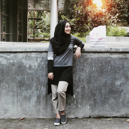 Menunggu senja🍁#rhialitage #clozetteid #starclozetter  #ootd #yogyakarta #blogger #hijabvintage #ootdyogyakarta #lookbookindonesia #fashionblogger Lensed : @andrewdynto