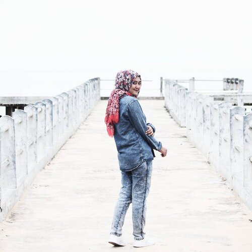 Di pantai pasir panjang singkawang ini, ada spot foto bagus di jembatan. Kalau dilihat kemarin, sebagai tempat turun naiknya penumpang yang nyebrang naik speedboat. Waktu pertama datang masih sepi, tapi lagi asik-asiknya foto jadi ramai banyak yang mau foto di sana juga. Akhirnya kita melipir cari spot lain deh. 📷 : @andrewdynto

#Rhialitage
#ClozetteID
#StarClozetter 
#ExploreSingkawang 
#ExplorePontianak