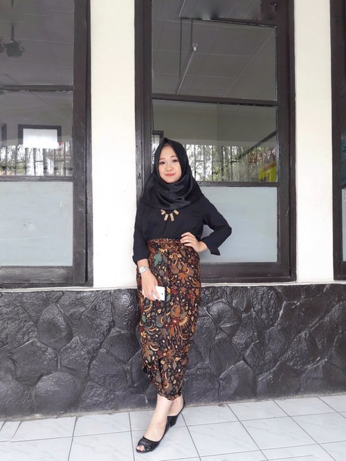 So happy and proud to wear such a tradisional style ,cause batik can make every girl looks classy, smart and elegant. #ClozetteID
