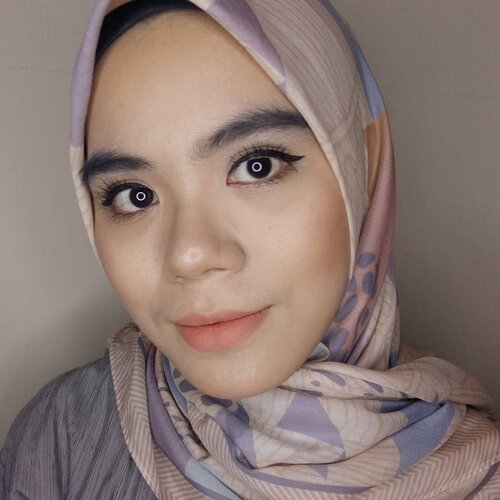 Akhirnyaaa main ig lagi huhuu💐Kali ini bikin look natural, lippie nya aku pake @makeoverid Cliquematte Lip Stylo shade Crush.Aku kira bakalan pucet di wajah aku ternyata nggak! Suka banget sama warna nya. #makeuplook #makeuplooks #naturalmakeup #makeupinspiration #makeupvlogger #makeupideas #beautygram #beautybloggers #beautyblogger #beautyvlog #beautyvlogger #instabeauty #hijab #hijabstyle #makeoverid #clozette #clozetteid #koreanlook #naturalbeauty