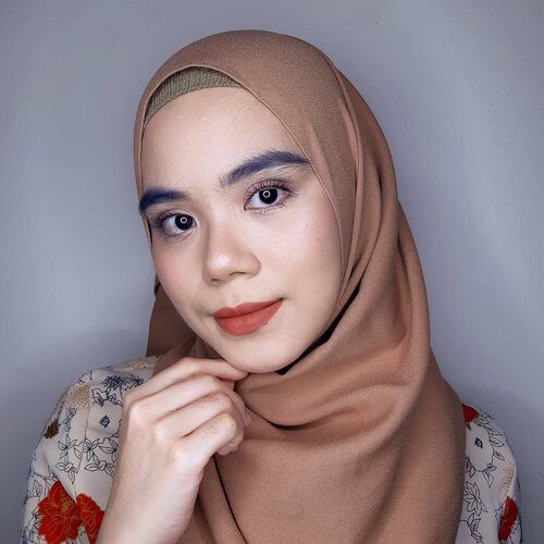 Hi beauties☀️

Udh ada rencana mau buka puasa bareng orang tersayang? Atau karena pandemi mau buka puasa bersama secara virtual aja nih? 

Biar wajah terlihat fresh, boleh dicoba look satu ini. Aku pakai:

• @pixycosmetics make it glow primer, dewy cushion. 
• @maybelline fashion brow cream pencil, push up drama mascara 
• @esqacosmetics concealer shade vanilla, esqaxbcl single blush - still
• @nacificcosmetics daily mood lip cream new colour - 221 warm caramel (akan launching tanggal 9 April)

Yuk bikin bukber makeup look versi kalian 💖

#makeuplook
#makeupoftheday
#kbeauty
#beautygram 
#beautyenthusiast 
#beautyblogger 
#clozette 
#Clozetteid