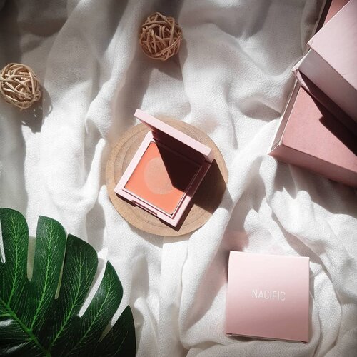 Hello beauties🌺

Kali ini aku mau review beauty produk dari @nacificcosmetics yaitu Nacific Juicy Mood Blusher. Pecinta blush on mari merapaaat 🥰

Pasti udah pada banyak yang tau kan sama Nacific cosmetics? Yakin deh K-popers pasti tauu 😄 Nah, nacific cosmetics mengeluarkan blush on dalam 3 pilihan warna. 01. Berry Blossom, 02. Peach Candy, dan 03. Grapefruit Soda. Aku sendiri punya yang warna 02. Peach Candy. 

Aku bahas packagingnya terlebih dahulu ya guys. Nuansanya bener2 nacific cosmetics banget, gemesiiin, warna pink baik packaging box maupun packaging blush on nya. Packaging blush on nya warna pink matte dengan tulisan nacific ditengahnya. Bener2 simpel tapi gemessiin. 

Ukurannya mungil loh guys, yang bikin aku suka blush on ini mudah dibawa kemana2. Selain itu, multifungsi juga. Bisa dijadiin eyeshadow, blush on bahkan dipakai dibibir! Buat yang sibuk dan gamau ribet, ini bakal jadi barang yang wajib ada nih. 

Teksturnya kalo nacific mengklaimnya powdery finish, but menurut aku ini agak ke creamy juga. Nah, aplikasinya cukup di tap2 pakai jari aja kalo aku. Gabakal bikin foundation geser kok. Hasilnya keliatan alami diwajah. 

Warna 02. Peach Candy menurut aku cocok banget sama semua warna kulit. Setelah aku pakai benar2 bikin wajah terlihat fresh. 

Nah, sekian review aku kali ini. Ada yang udah cobain blush on ini ga? Yuk share! 

#NacificCosmeticsReview #NaciPick #clozette #Clozetteid #beauty #review #beautygram #beautyreview #instabeauty #koreanlook #koreanbeauty #kbeauty