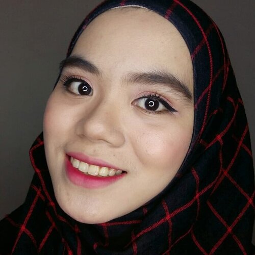 Happy weekend!Ombre lips hari ini aku pakai @makeoverid cliquematte lip stylo shade flamingo dan intense matte lip cream shade 005 impulse💐#ombrelips #makeoverid #makeuplook #makeuplooks #makeuptutorial #beautygram #beautybloggers #beautiesquad #indobeautyblogger #indobeautygram #instabeauty #clozette #clozetteid #getreadywithme #grwm #dailymakeup #makeupinspiration