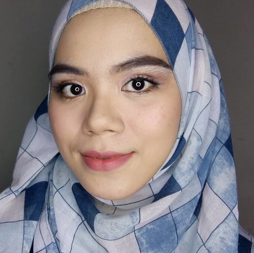 Hi. Bentar lagi kan bulan puasa, biasanya udah mulai rencanain acara bukber nih😊 dari TK sampe grup emak2 kali ya😂 Tapi inget loh, meskipun bukber dan ngumpul sama temen-temen, ibadahnya jangan sampe ketinggalan. Cari tempat ngumpul yang sedia Mushola yang nyaman. Nah, kali ini aku buat simple makeup look buat acara buka bersama. Ga perlu heboh yaa, simpel aja gaess💐#hijab #hijabstyle #makeuplook #makeuptutorial #makeupinspiration #beautygram #beautybloggers #beautyblogger #beautiesquad #beautyinspiration #clozette #clozetteid