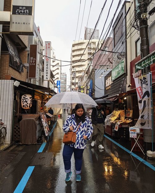 Back to Tsukiji Outer Market ♥️
Kali ini menerjang sisa-sisa hujan badai no. 20 - 21 (seriusan warning nya begini judulnya). So it was raining cats and dogs. Kembali lagi bersama jaket kece, tapi terpaksa bawa payung juga karena gak ada ampun hujannya, sepatu pun udah kuyup.
Namun ini tidak mengurangi kebahagiaan bertemu kembali dengan scallop tako oyster uni dan kawan-kawannya tersayang.

Experience main ke pasar di sini sangat-sangat menyenangkan, nyicip buah yang syo ah-may-zing sampe fresh seafoods dengan harga yang menurut gw murah sih. Makanya bisa literally menerjang (sisa-sisa) badai.

#DinsDayOff #DinsAppetite #WheninJapan #Tokyo #TeamPixel #LibraSeasonTrip #thisisjapan #exploringjapan #discoverjapan #ipreview #ClozetteID #aColorStory