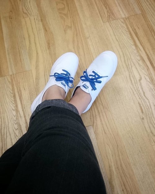New kick on Day 1. #KedsID #TripleDecker #TripleWhite but with the signature blue ties. I can say I've been fall back in love with #sneakers lately. This one? I've been eyeing since forever. Let's see how long I can maintain the #brilliantwhite
.
.
.
.
.
#Shoes #Clozette #ClozetteID #Keds #LeadingLady #WhiteSneakers #WhiteandBlue #NewKicks #FashionBlogger #ShoeLove