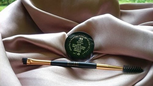 #currentlove Milani Stay Put Brow  in Dark Brown. A noteworthy dupe for  Anastasia Beverly Hills Dipbrow Pomade. Should the ABH version isn't up in you alley (or money), I'd highly suggest you to get #MilaniStayPutBrow instead. For fifth the price you have the same stay power, impeccably soft (yet hold up) coloured wax to hold you Brow in place. Plus the brush given is well made and not useless like most given brushes. Once you put it there, it stays there through watersplash at least 3 times (whenever I wudhu), Jakarta humidity at its finest, and a roundtrip with Ojek. Yes. At the end of the day, I proudly say the Brow stays.
I got mine from @preorderbymimo
.
.
.
#ABHDipbrow #Dupes #MiniReview #Eyebrows #Clozette #ClozetteID #Makeup #MilaniCosmetics #BloggerBabes