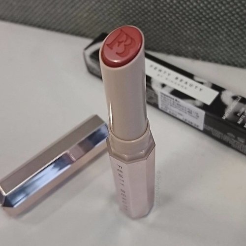 Here's for the VERY first lipstick I bought in 2018. RiRi's #FentyBeauty Mattemoiselle in Spanked.
I found myself reaching out to the classic bullet lipstick lately. Although I am getting bored with matte lipstick too now, I like this one. Really appreciate the beauty. In safe everyday-wear my-lips-but-better colour of course.
#💋 From #DinsVanityDesk
.
.
.
.
.
.
.
.
#BeautyJunkie #Beauty #BeautyBlogger #BloggerBabes #ClozetteID #Clozette #BeautyAddict #BeautyGram #InstaBeauty #ipreview @preview.app #aColorStory