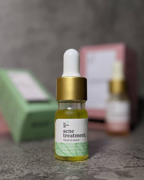 Menanti kesempatan coba acne treatment oil nya @biobeautylab akhirnya muncul juga nih...

Namanya cukup straightforward, this meant for acne treatment. Kita praktekkan langsung ke seekor jerawat yg tetiba muncul di pipi ini. Ini jerawat gara2 masker dan pms, lgsg meradang merah. Begitu muncul langsung switch si Luxurious Oil ke Acne Treatment. Dipakenya paling terakhir setelah moisturizer atau sebelum moisturizer (ya tergantung sih lg pengen pake moisturizer apa), pagi dan malam. Not really as a spot treatment, just spread it all over the face.

Cepet juga kempesnya, after 2 days, udah kempes bahkan udah mau kelar episode jerawat ini. Sekarang, di hari ke-5 (slide ke-4) udah mulai pudar juga bekasnya. Luar biyasak!
Ku pengen tepuk tangan buat si Acne Treatment oil ini.
Biasanya kalo jerawat2 andalanku pasti si Mario Badescu drying lotion, namun judulnya juga drying lotion ya, abis pake itu keringnya gak nahan sih. Ini cukup comparable performance-nya, bisa menandingi karena Bio Beauty Lab gak pake kering dan pemakaiannya lebih convenient. Emejing!

Dah mau kelar ni jerawat, muncul objek baru, bekas digigit nyamuk di pipi! Markicob lagi kalo gitulah... 

#DinsVanityDesk #beautyroutine #beautygram  #beautyreview #skincare #AcneSkincare #glowingskin #healthyskincare #clozetteid #ipreview via @preview.app