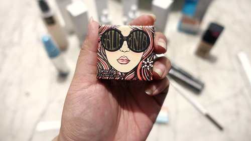I know many will facing the hardest Monday tomorrow, the first Monday after a long holiday. But before THE Monday come, shall we have a moment to appreciate this super cuteness? @benefitcosmetics does have its way with packaging. Every single time. Without fail.
What hit me more? This is the travel size of the Galifornia Box'o Powder 😍💘😍💘😍💘 #DinsVanityDesk #ClozetteID #Makeup #RecentPurchase #BenefitCosmetics #Galifornia #BenefitGalifornia #Sephora 📷 using #SonyRX100 #PlayMemories #SonyForHer  #BeautyJunkie #BeautyBlogger #BloggerBabes #Flatlay