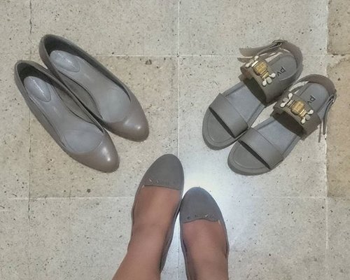 Day 3 of 366: Joining the #CapsuleWardrobe bandwagon. I like #grays as basic colour. But, I swear the similarity is lost on me. I swear.  #DinsFashionSession #Shoes #ClozetteID  #fashiongirlproblems #newyeargoals #newyearresolution #bloggers #Shoefie