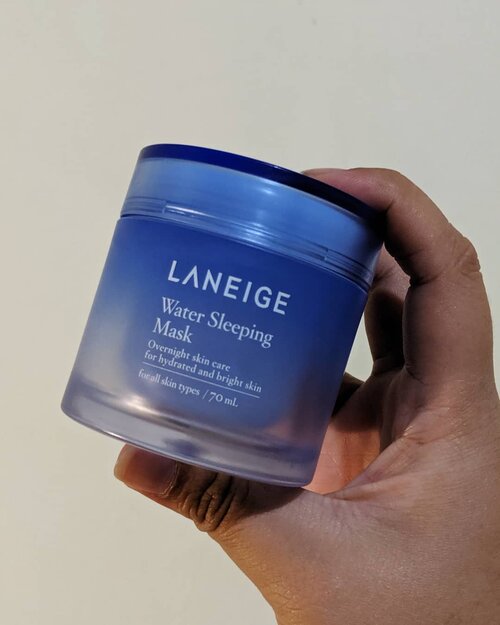 Sebuah prestasi di penghujung Bulan Juni: Berhasil menghabiskan #Laneige Water #SleepingMask.Dari semua #Skincare, ini yang paling berasa effort untuk menghabiskannya. Bukan karena enggak berasa manfaatnya, tapi karena pakai secuil aja cukup. Pakainya juga enggak setiap hari. Soalnya kalau setiap hari, entah kenapa muncul potensi bruntusan atau semacam milia.Sebenarnya happy banget pakai ini. This badass took my skin hydration seriously. Thank you so much! #alaKonMari Belom ada lagi sih sleeping mask tandingannya, jadi ku kan kembali padanya ♥️ #MissionEmpties #NightSkincare #DinsVanityDesk #BeautyGram #ClozetteID #aColorStory #TeamPixel #FDBeauty