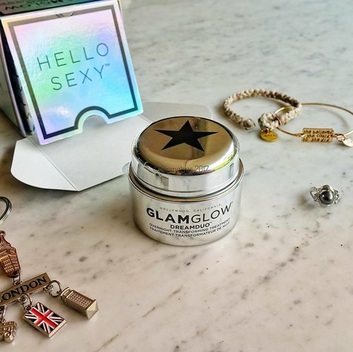 Hello sexy 😉 
Maybe I will never get tired with this star topped jar. Another addition to my Glamglow collection is the Glamglow Dream Duo Overnight Transforming Treatment.

The name, might be the start of over skincare nightmare, but as Glamglow always does, no. This yin-yang shaped inner has serum (the white part) + moisture boost (the grey part). On daily basis, a bit difficult to figure out where this should go among gazillions of my skincare. 
However, this is still true to its roots, packed with antioxidants, helps your skin stays up even after sleepless night.

So whenever sleep beats skincare (this is the season at #ahensilyfe!), or I need enough extra boost after pulling an all-nighter, I'd run to this. I imagine, this would be handy for travel too...
😘 from #DinsVanityDesk
.
.
.
.
.
.
.
.
.
.
#BeautyJunkie #ClozetteID #Beauty #BeautyBlogger #BloggerBabes #BeautyAddict #BeautyGram #InstaBeauty #BeautyProducts  #ipreview @preview.app #aColorStory