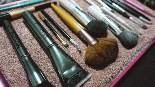 The clean slate we can offer for the following week: clean make up #brushes.
Good for your skin (less blemish/acne/breakout drama)
Do good for your brushes
Better make up days (finger crossed #🤞)
😘 from #DinsVanityDesk
.
.
.
.
.
.
.
.
.
.
#morphebrushes #ecotools #masamishouko  #realtechniques #BeautyJunkie #ClozetteID #Beauty #BeautyBlogger #BloggerBabes #BeautyAddict #InstaBeauty #BeautyTips #SonyRX100 #MarkIII #PlayMemories #SonyForHer #ipreview @preview.app