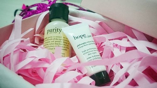 There's still the perk working among beauty junkie at #ClozetteID, when the #PRSample is given away. So I came home with samples of @philosophyindonesia #PurityMadeSimple and #HopeinaJar (which hilariously comes in a tube 😂).I love Purity, can't wait to try Hope in a Jar 💕
