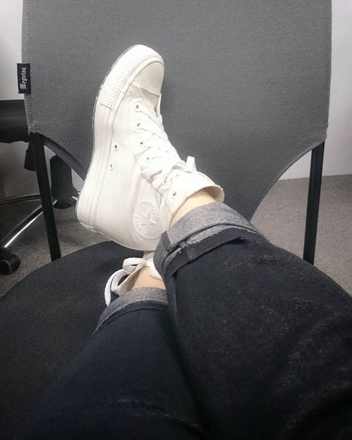 A very #monochrome shot of my not-so-white-anymore #Converse, but still deeply in love with this #Shoes // #Clozette #ClozetteID #Shoefie #Sneakers #feetonfleek (and pardon my calf)