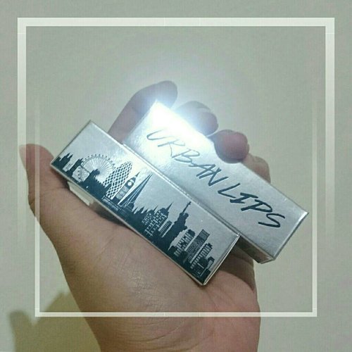 I got a super FAB silver box in my hand! And I'd say what's inside just as FAB as the outside. See it yourself: http://goo.gl/fsJN2l // #ClozetteID #TwistedBasicBlog #DinsVanityDesk #Lipstick #UrbanLips