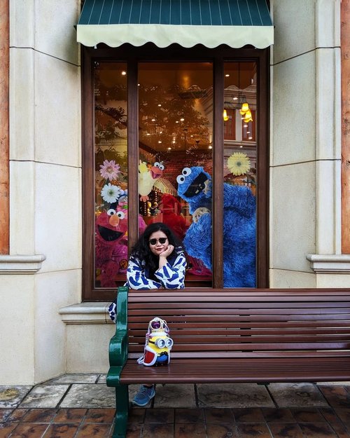Shout out to my favourite Lem Nasi Jepang buddies, you guys are King Bob approved travel buddies!Love you from the Wizarding World of Harry Potter to Tempo Scan Tower ♥️ #DinsDayOff at @universal_studios_japan #WheninJapan #TravelBuddies #HomeAwayfromHome #CookieMonster #KingBob #TeamPixel #ClozetteID #CoolJapan #ipreview #aColorStory