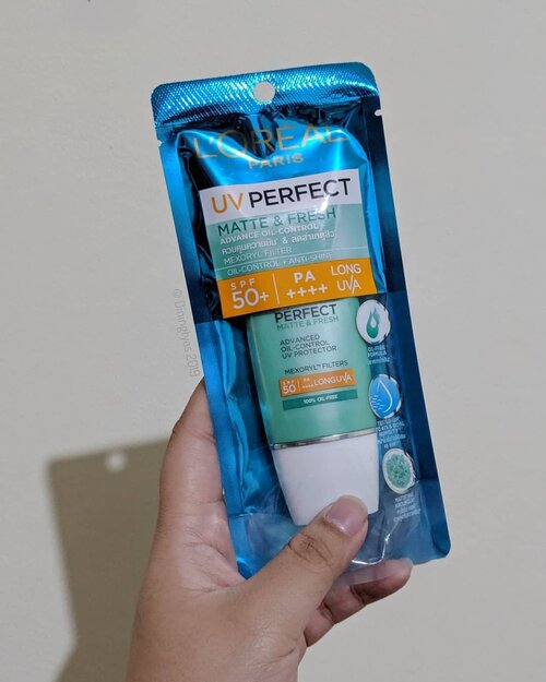 One important things you should not forget: #SPF!Tis prolly one of the most important step that I would never reduce from my regime or recommendation to others. If anyone ask me to start a skincare routine it would be cleanse, wash, moisturiser, and sun protection (#PetuahCantikdariBapake). That's as simple it could be. Biore and La Roche Posay has always been my choice of SPF. But currently I've been working through a bottle of this L'Oréal UV Perfect matte and fresh. So far, I do like the finish. Perfectly in between Biore and LRP, very light like LRP and somewhat matte like Biore. Kinda reminds me of Votre Peau'sIf my skin continue to agree with the formula, I wouldn't say no to repurchase this.What's your choice of SPF?#DinsVanitydesk #Sunscreen #FDBeauty #sunnymatte #SunnyOutside #SummerisHere #ipreview via @preview.app #aColorStory  #Clozette #ClozetteID